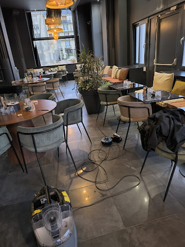 Espace commercial propre après un passage de notre équipe