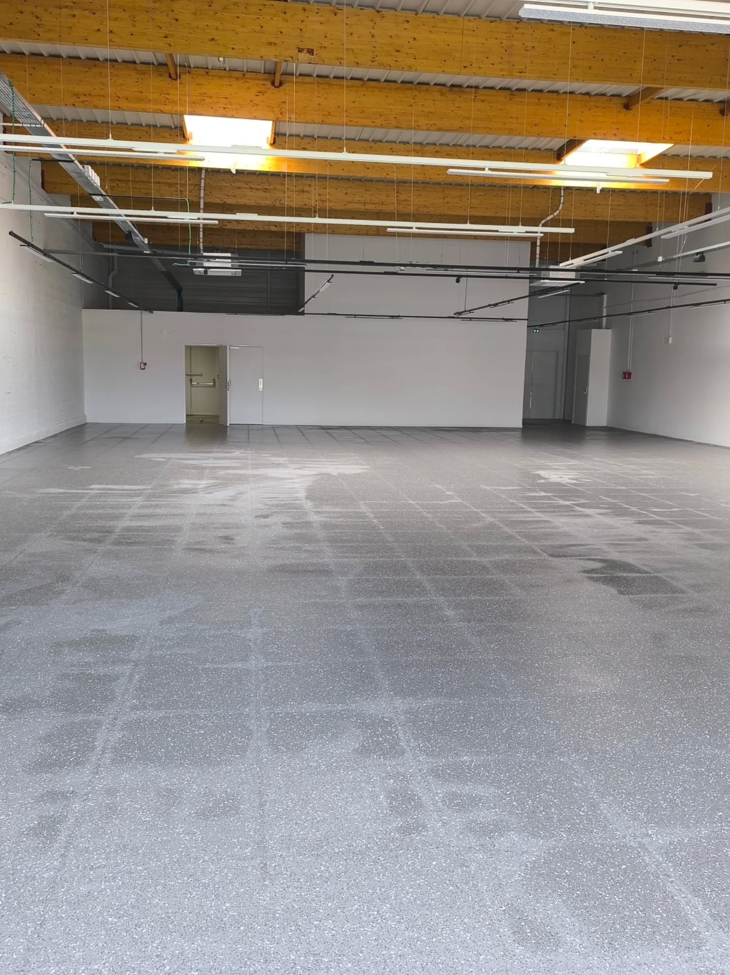 Sol et menuiseries débarrassés des résidus de chantier