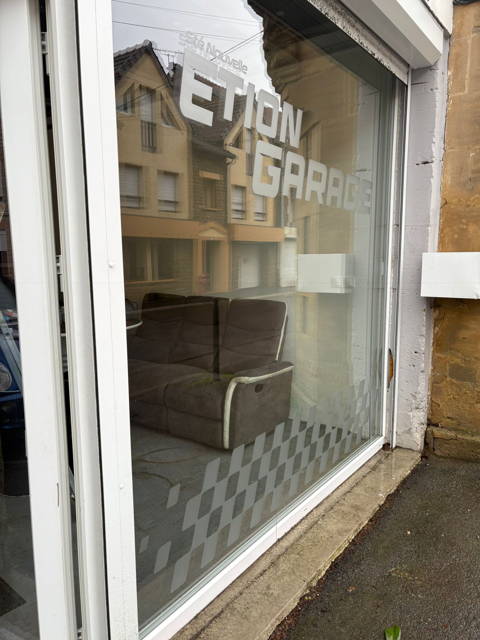 Vitrine de boutique claire et sans traces